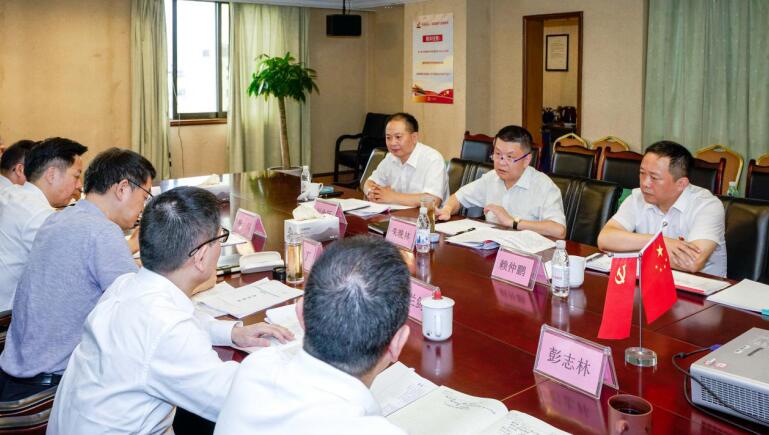 尊龍凱時集團(tuán)黨委召開對照黨章黨規(guī)找差距專題會議