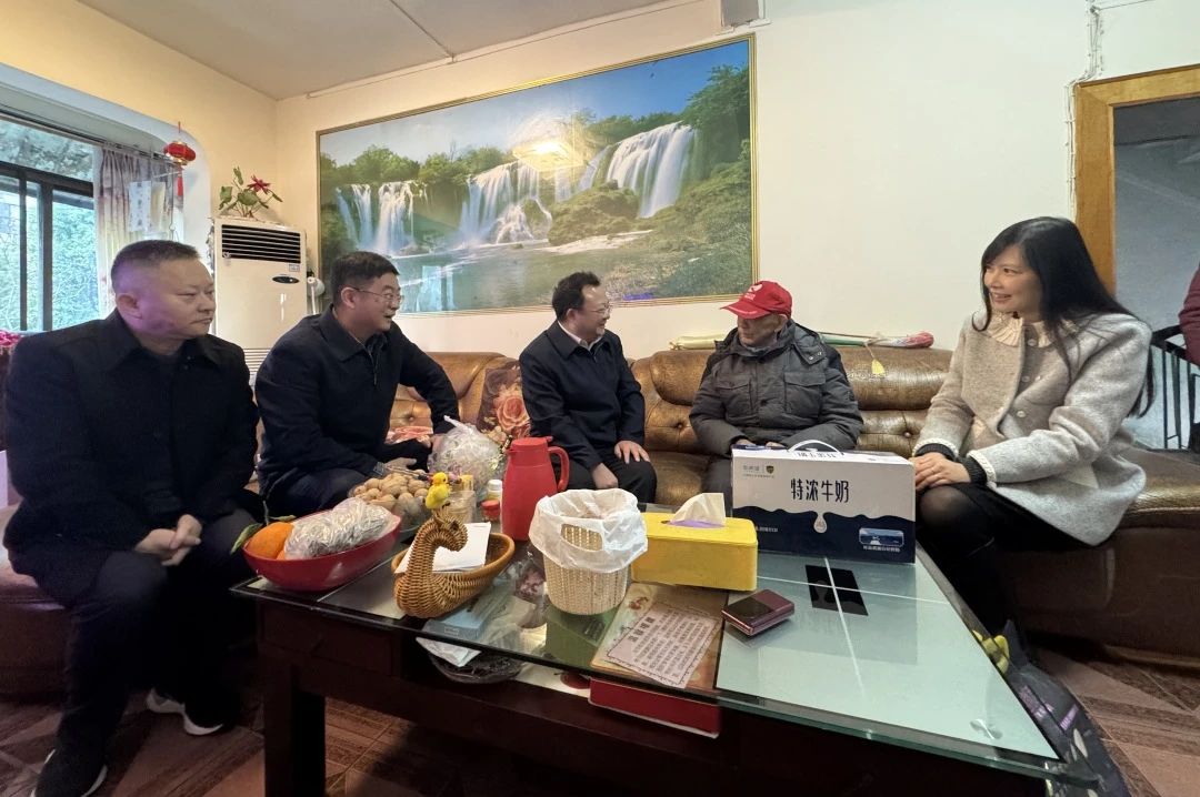 省國(guó)資委黨委委員、副主任何政走訪慰問(wèn)省尊龍凱時(shí)集團(tuán)老黨員、老干部