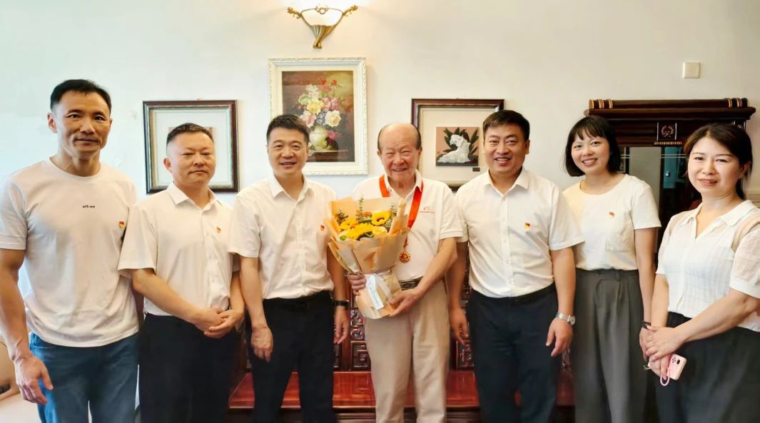 省尊龍凱時(shí)集團(tuán)黨委走訪慰問老黨員 頒發(fā)“光榮在黨50年”紀(jì)念章并送上節(jié)日問候